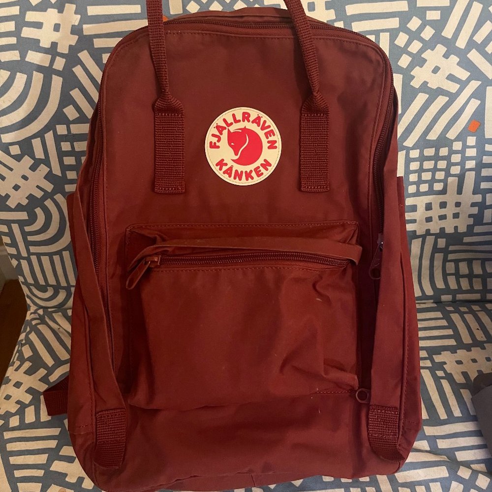 LIKE NEW -Classic Fjallraven Kanken Backpack - With Water Bottle Pocket